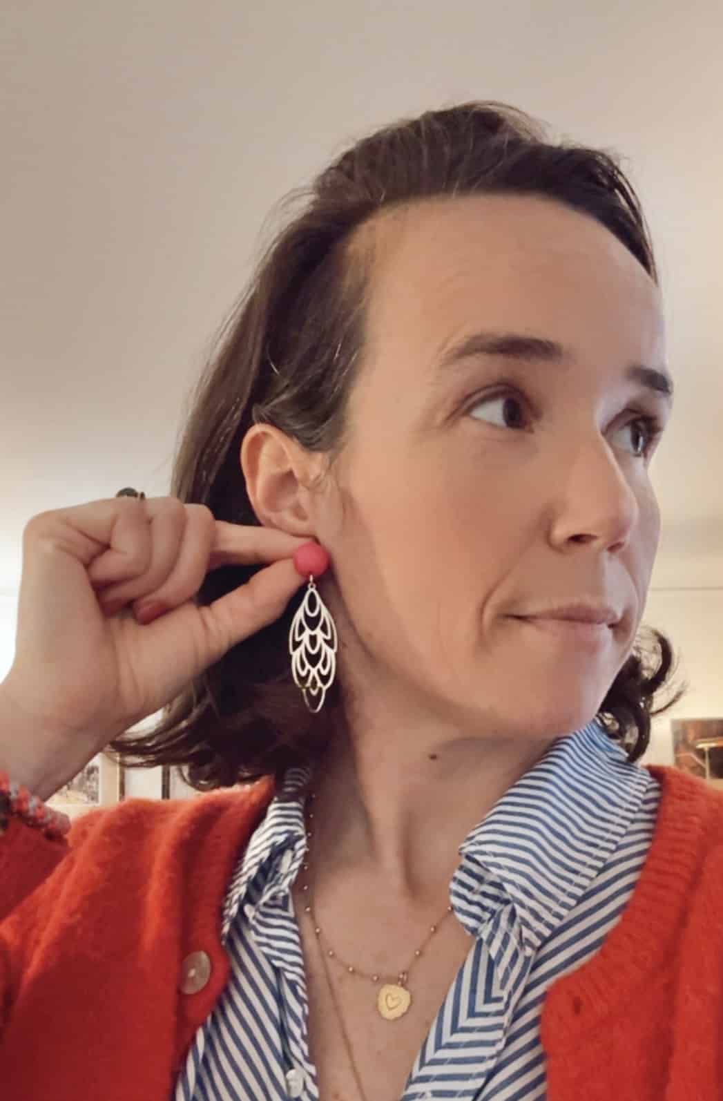 Boucles d'oreille plume argentée – Image 2