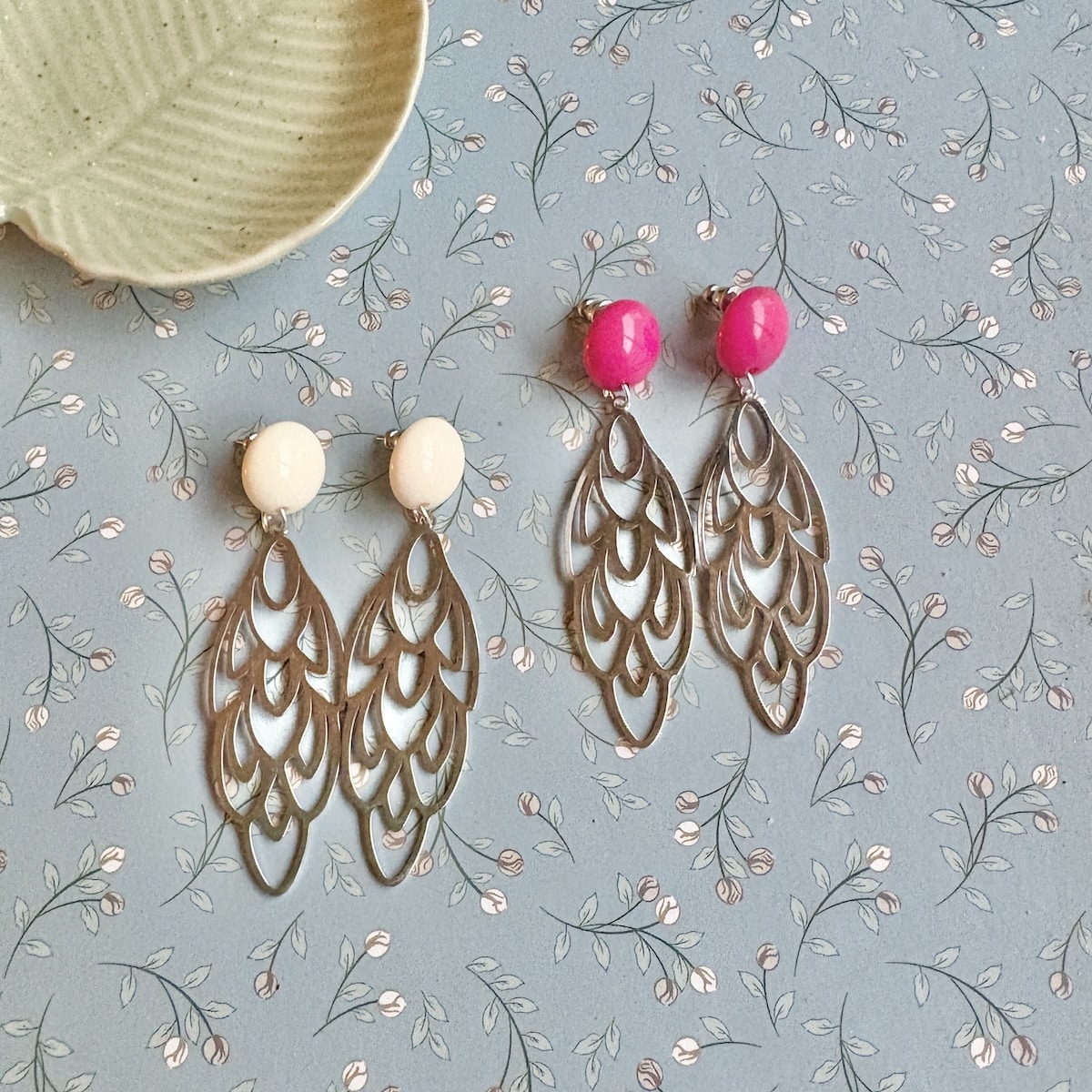 Boucles d'oreille plume argentée