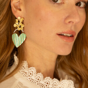 boucles d oreille originales coeur emaille vert d eau et clou fleur original
