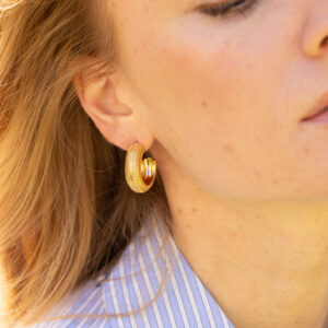 creoles dorees a l or fin style minimaliste et epure facile a porter au quotidien