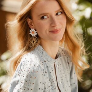 boucles-doreille-clip-ou-percees-dorees-a-lor-fin-forme-marguerite-aérienne-et-elegantes-forme de fleur-pour les grandes-occasions-forme xxl