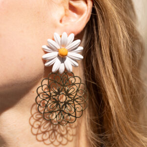 boucles-doreille-clip-ou-percees-dorees-a-lor-fin-forme-marguerite-aérienne-et-elegantes-forme de fleur-pour les grandes-occasions-forme xxl