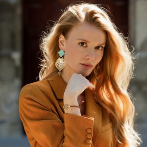 boucles d oreille dorees a l or fin avec un clou emaille vert menthe beige ou jaune fluo modele xxl et légères