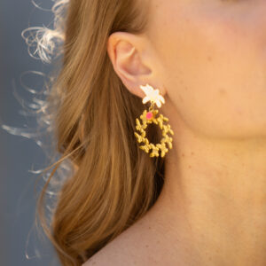 boucles d oreille dorees a l or fin avec un clou emaille blanc et une perle rose fluo