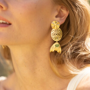 boucles d oreille dorees a l or fin avec une queue de sirene et un joli detail avec une coquille verte