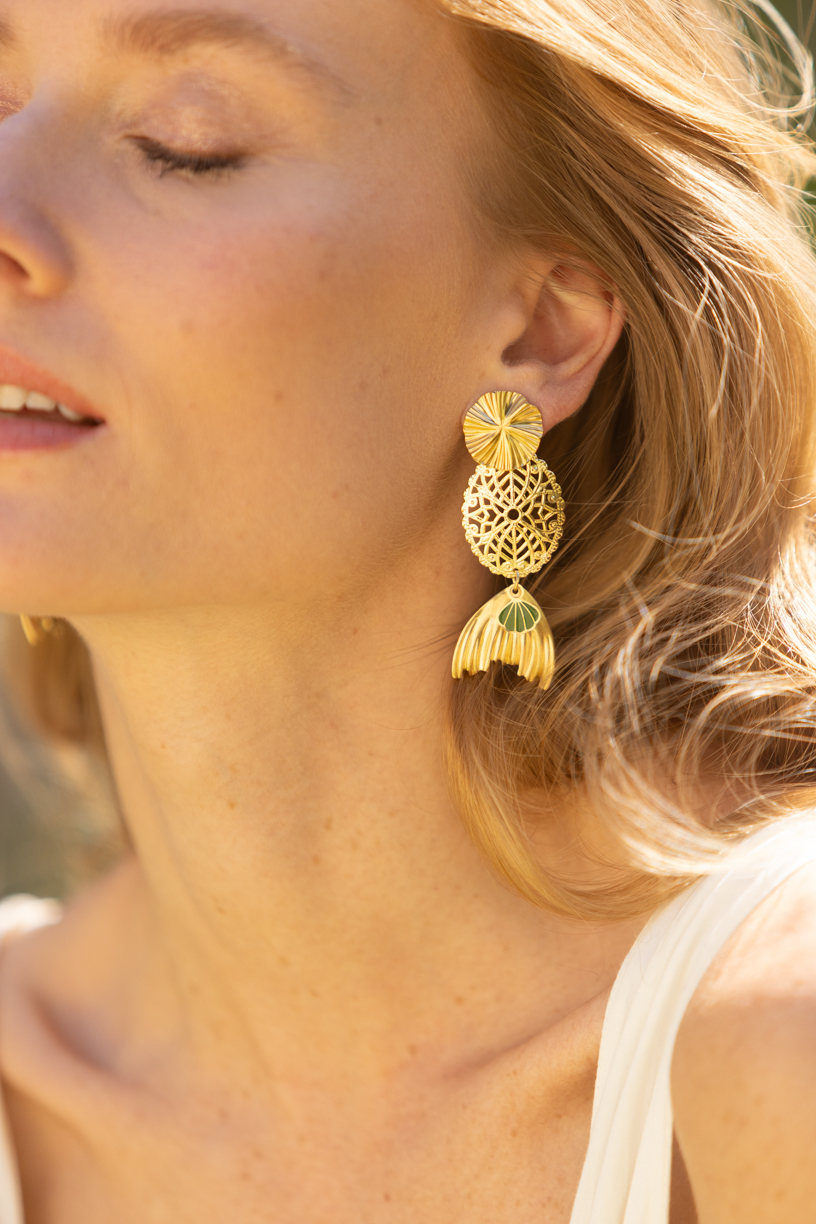 boucles d oreille dorees a l or fin avec une queue de sirene et un joli detail avec une coquille verte