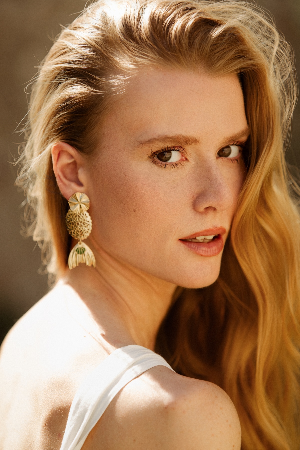 boucles d oreille dorees a l or fin avec une queue de sirene et un joli detail avec une coquille verte