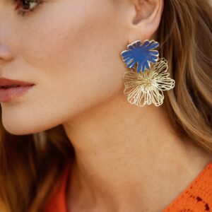 boucles doreille 3 en 1 personnalisable avec un clou émaillé bleu outremer et un pendentif doré à l'or fin très léger