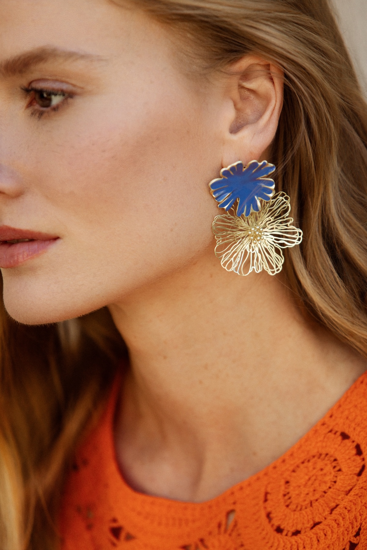 boucles doreille 3 en 1 personnalisable avec un clou émaillé bleu outremer et un pendentif doré à l'or fin très léger