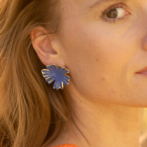 boucles doreille 3 en 1 personnalisable avec un clou émaillé bleu outremer et un pendentif doré à l'or fin très léger