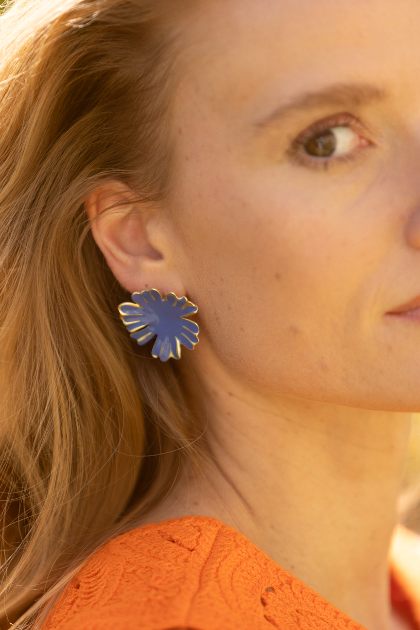 boucles doreille 3 en 1 personnalisable avec un clou émaillé bleu outremer et un pendentif doré à l'or fin très léger