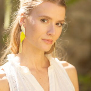 boucles d oreille tout en longueur dorees a l or fin couleurs vives style haute couture
