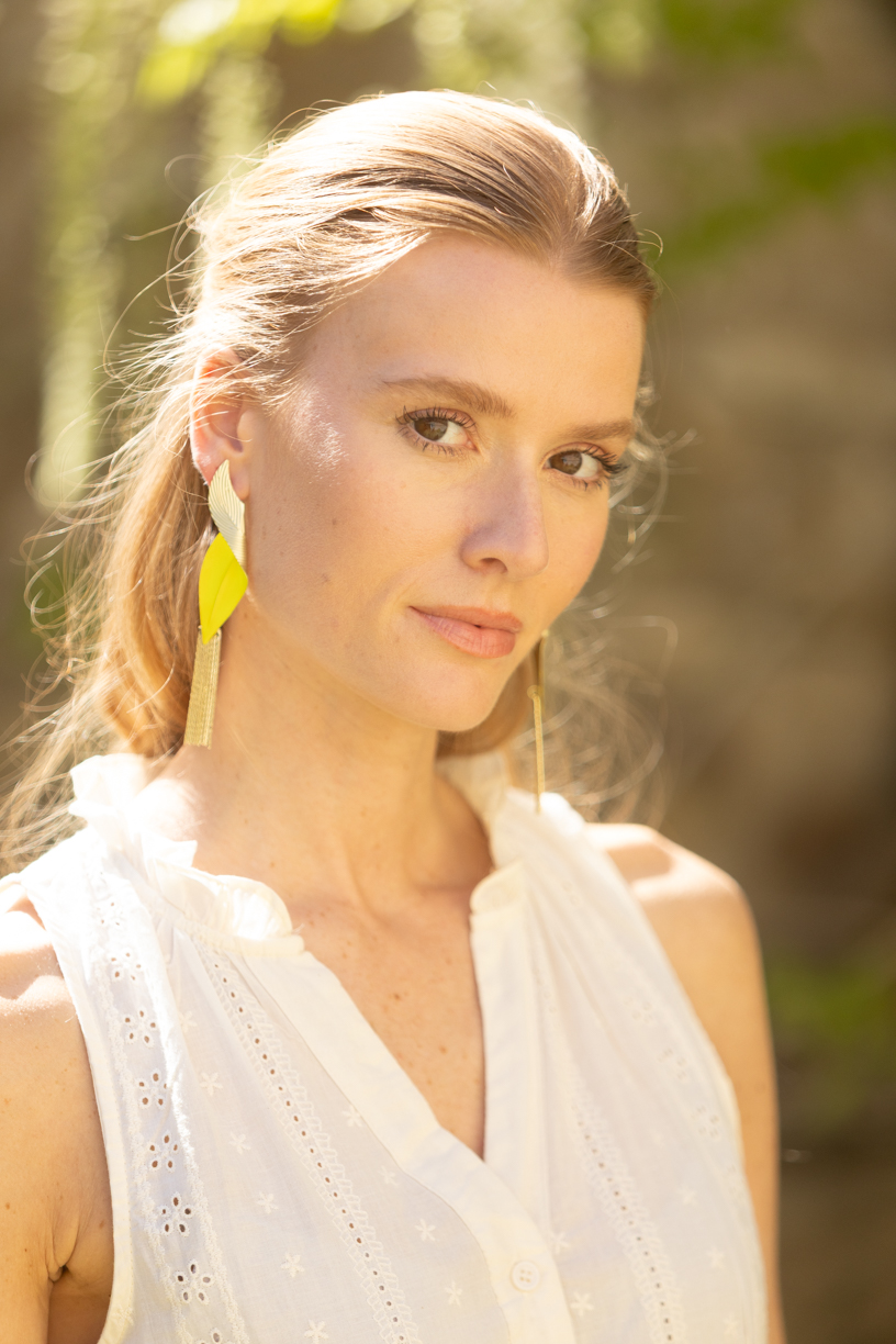 boucles d oreille tout en longueur dorees a l or fin couleurs vives style haute couture