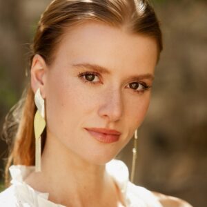 boucles d oreille tout en longueur dorees a l or fin couleurs vives style haute couture