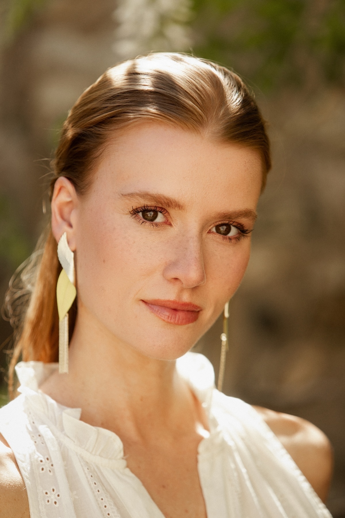 boucles d oreille tout en longueur dorees a l or fin couleurs vives style haute couture