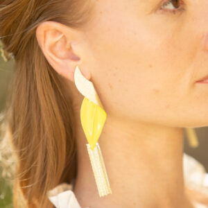 boucles d oreille tout en longueur dorees a l or fin couleurs vives style haute couture