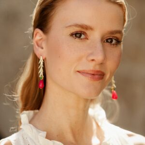 boucles d'oreilles dorées à l'or fin tout en longueur dans les teintes fuschia et vert style élégant et raffiné