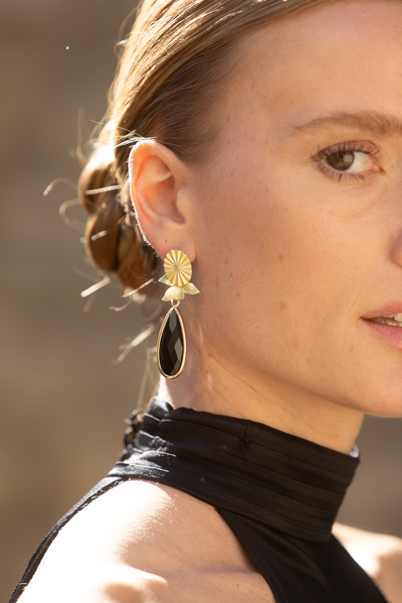 boucles d oreille dore a l or fin tout en longueur avec une attache doree a l or fin mate et une goutte en verre noire style ulta elegant et chic