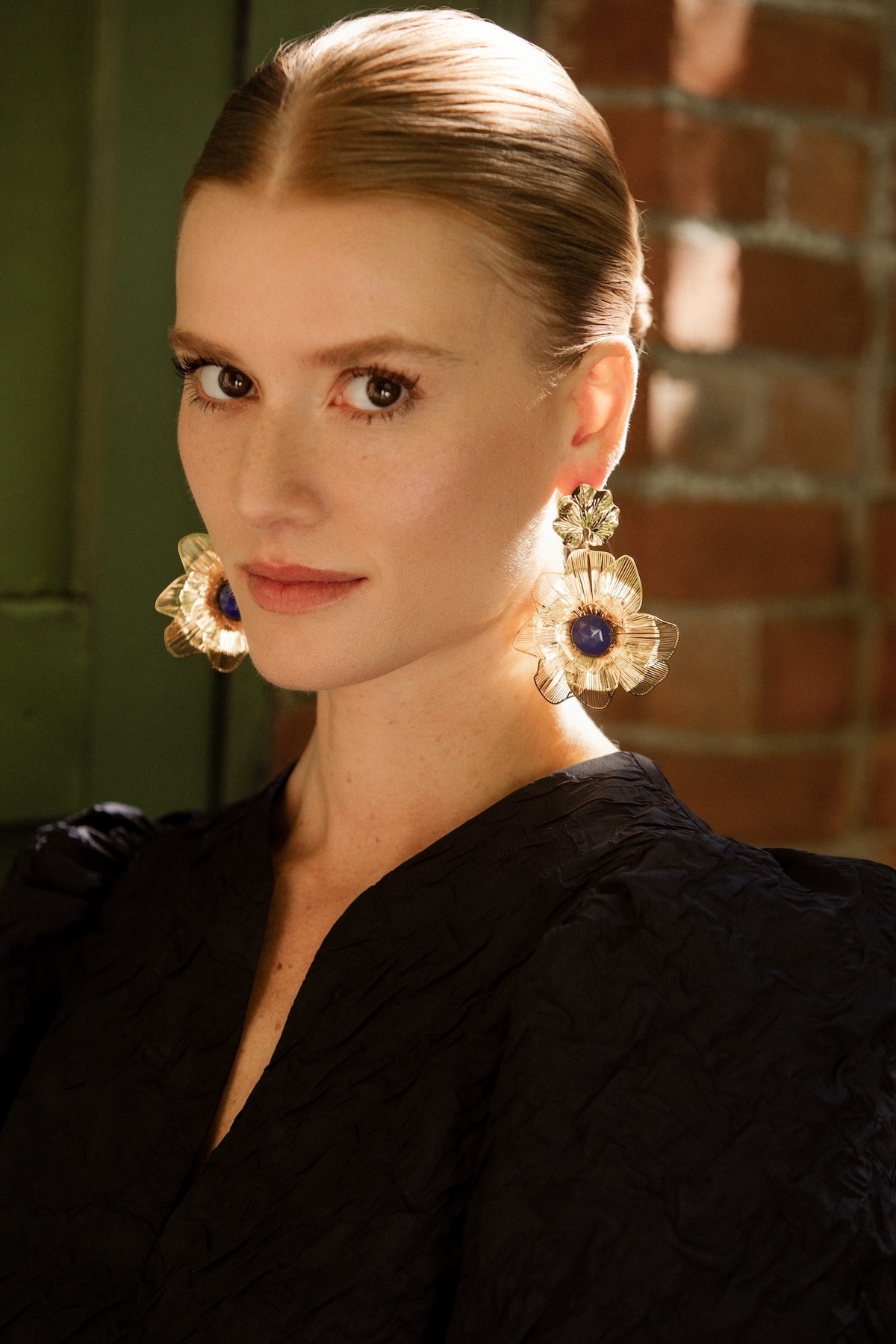 boucles d'oreilles xxl dorées à l'or fin et très légères personnalisables avec 8 couleurs au choix style mariage et grandes occasions
