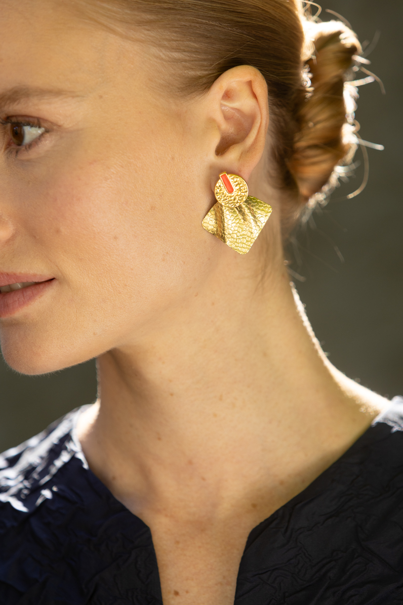 boucles d oreilles 2 en 1 dorees a l or fin avec un clou emaille corail fluo separable du pendentif pour le porter seul ou avec le pendentif