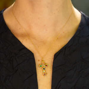 collier en forme de croix avec des petits éclats de verre multicolores chaine plaque or