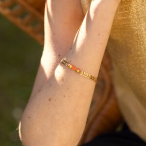 bracelet dore a l or fin chaine epi et perles fluo