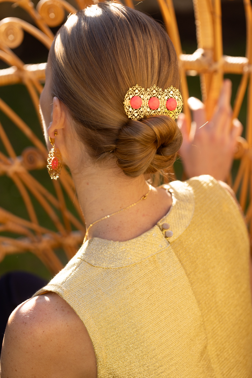 barrette doree a l or fin avec des cabochons rose fluo montee sur barrette ou peigne