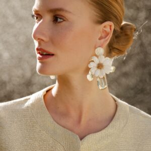 boucles d oreille xxl fleuries tres originales a porter sur clou ou clip tres confortable