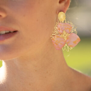 boucles d oreille dorees a l or fin avec un petale d hortensia rose saumon style boheme chic pour oreilles percees ou sur clip