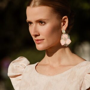 boucles d oreille dorees a l or fin avec un petale d hortensia rose saumon style boheme chic pour oreilles percees ou sur clip