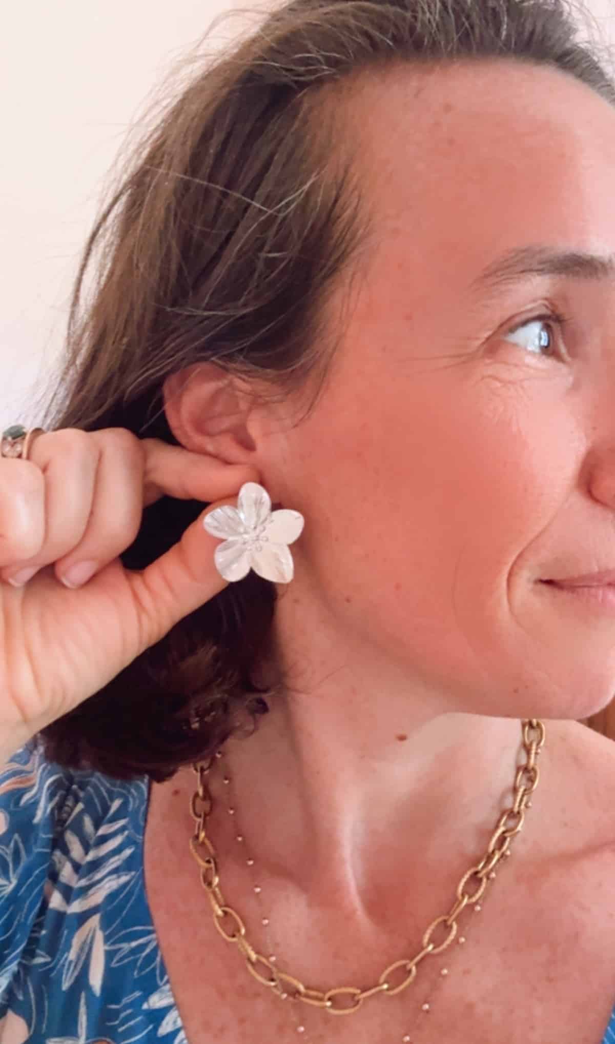 Boucles d'oreille fleur argentée – Image 2