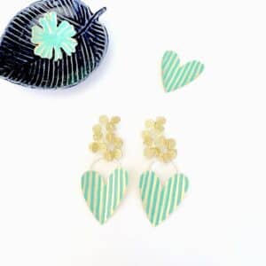 boucles d oreille originales coeur emaille vert d eau et clou fleur original
