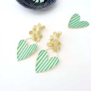 boucles d oreille originales coeur emaille vert d eau et clou fleur original