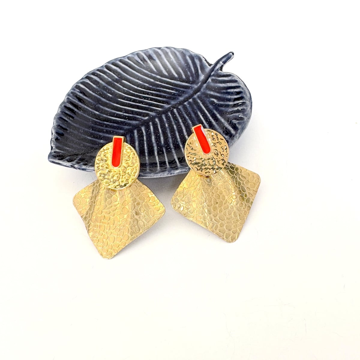 boucles d oreilles 2 en 1 dorees a l or fin avec un clou emaille corail fluo separable du pendentif pour le porter seul ou avec le pendentif