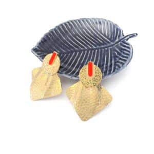 boucles d oreilles 2 en 1 dorees a l or fin avec un clou emaille corail fluo separable du pendentif pour le porter seul ou avec le pendentif