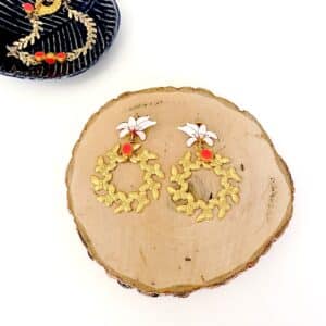 boucles d oreille dorees a l or fin avec un clou emaille blanc et une perle rose fluo