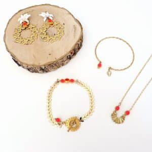 boucles d oreille dorees a l or fin avec un clou emaille blanc et une perle rose fluo