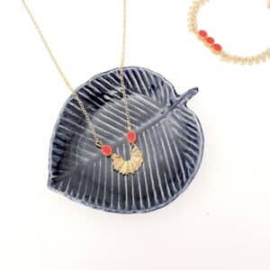 collier dore a l or fin avec un pendentif en acier inoxyadable et des petites perles ovales fluo