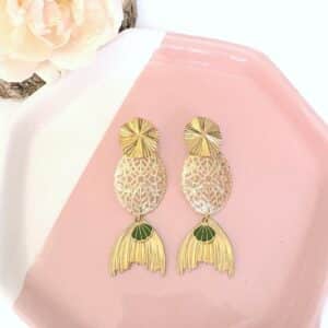 boucles d oreille dorees a l or fin avec une queue de sirene et un joli detail avec une coquille verte