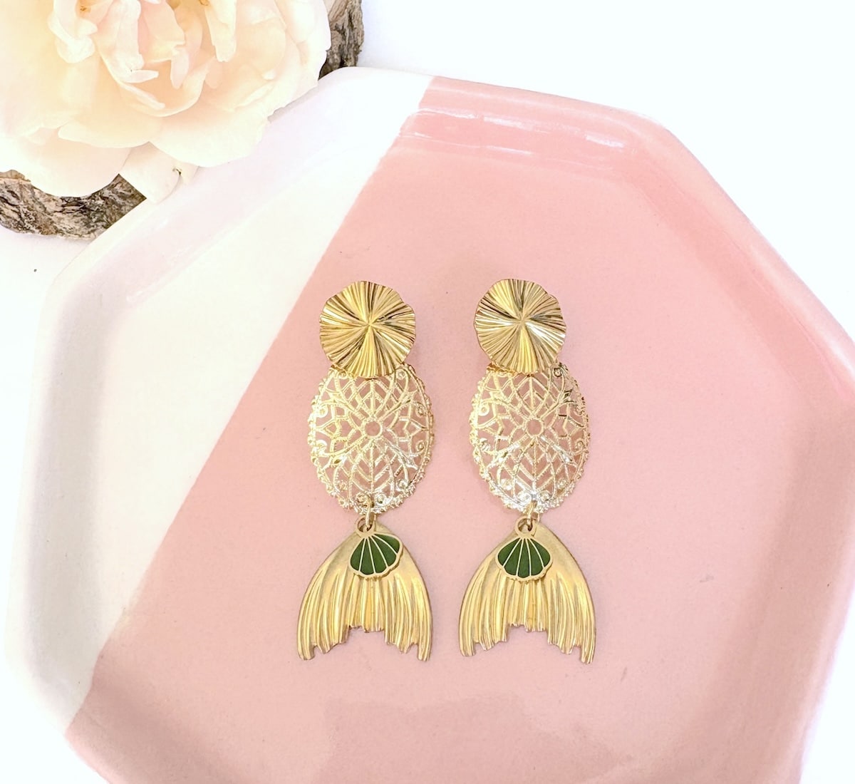 boucles d oreille dorees a l or fin avec une queue de sirene et un joli detail avec une coquille verte