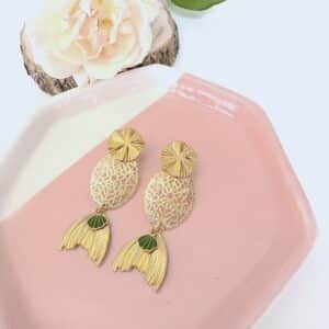 boucles d oreille dorees a l or fin avec une queue de sirene et un joli detail avec une coquille verte