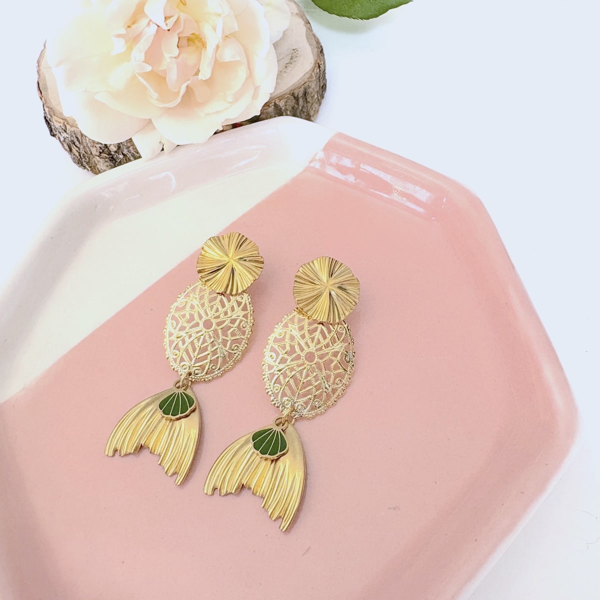 boucles d oreille dorees a l or fin avec une queue de sirene et un joli detail avec une coquille verte