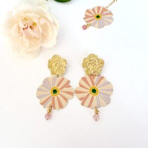 boucles d'oreille Dahlia dorée à l'or fin en forme de fleur, émaillées dans les tons violet, jaune, rose pale et rose saumon, style élégante et cocktail, et teintes pastels