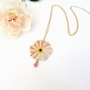sautoir emaille fleur teintes camaieu rose pastel