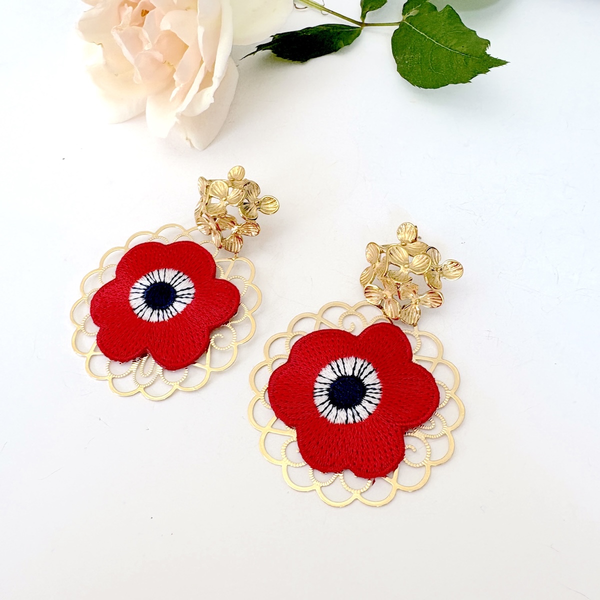 boucles d'oreille élégantes dorées à l'or fin en forme de fleur rouge avec une jolie attache fleurie dorée