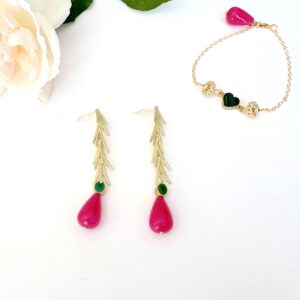 boucles d'oreilles dorées à l'or fin tout en longueur dans les teintes fuschia et vert style élégant et raffiné