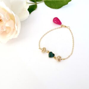 bracelet dore a l or fin avec un coeur en malachine et une goutte fuschia