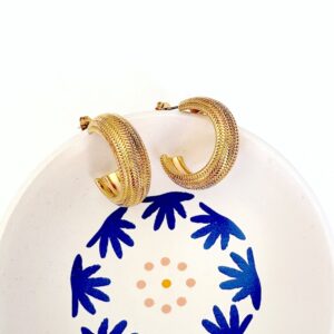 boucles d oreilles dorees a l or fin creole epurees style minimaliste elegant et facile a porter au quotidien