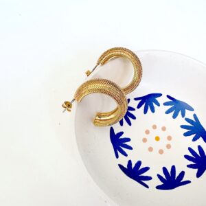 creoles dorees a l or fin style minimaliste et epure facile a porter au quotidien