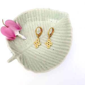 boucles d'oreille mini croix dorées à l'or fin résistantes style minimaliste accroche dormeuse pour le quotidien